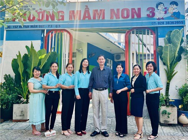 ĐOÀN CHỤP HÌNH LƯU NIỆM CÙNG CHUYÊN VIÊN PHÒNG KHẢO THÍ VÀ KIỂM ĐỊNH CHẤT LƯỢNG.jpg